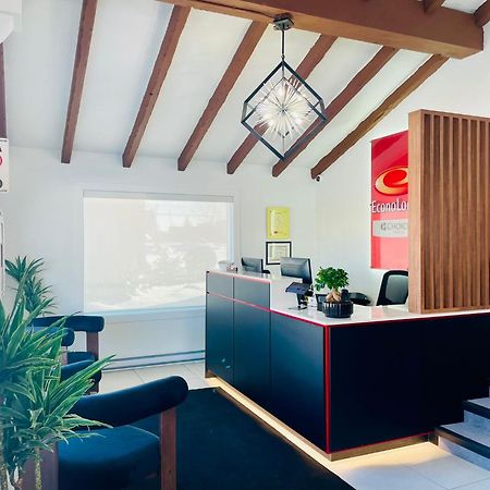 Econo Lodge Brossard Bagian luar foto