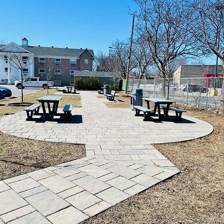 Econo Lodge Brossard Bagian luar foto