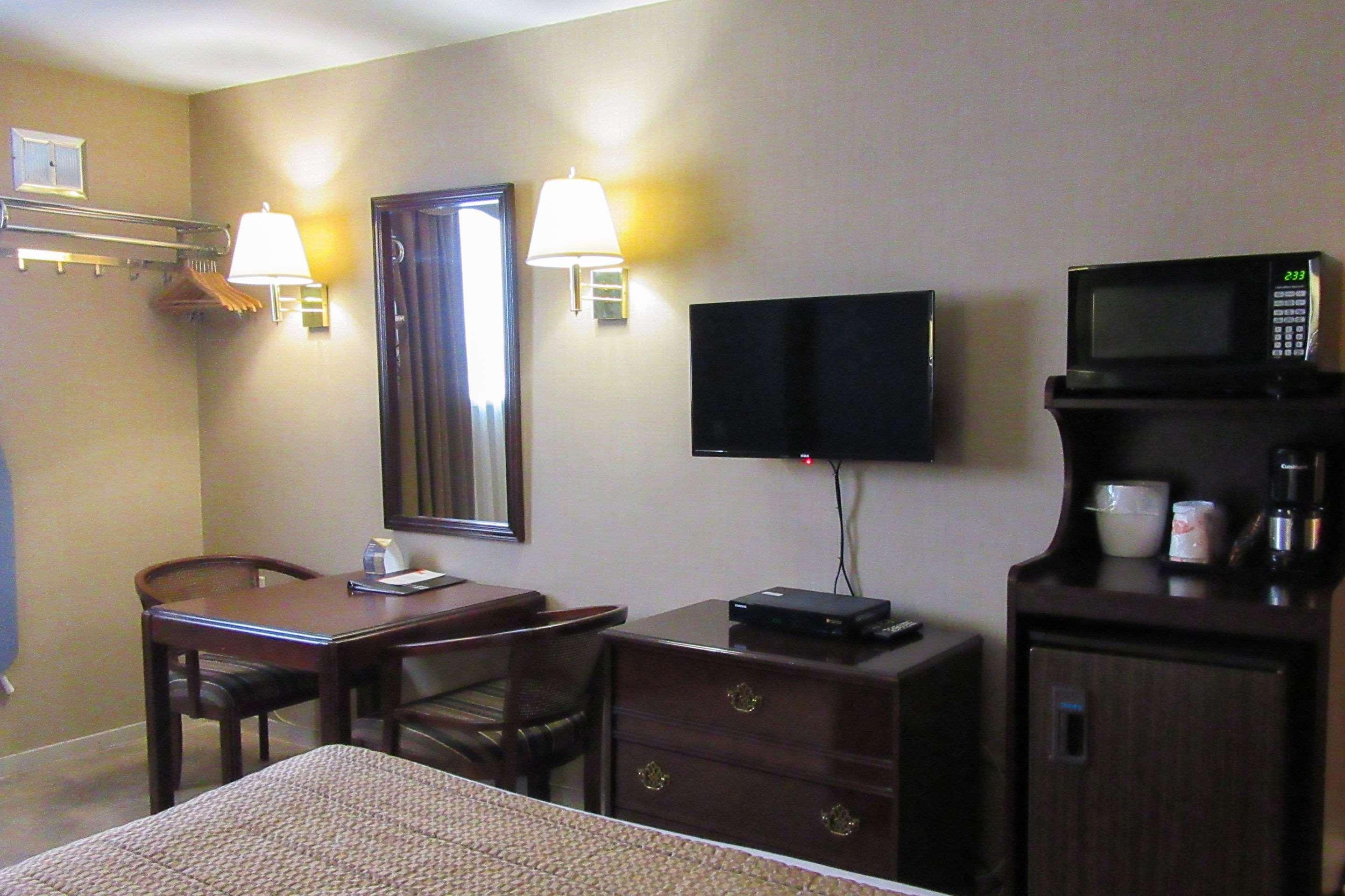 Econo Lodge Brossard Bagian luar foto