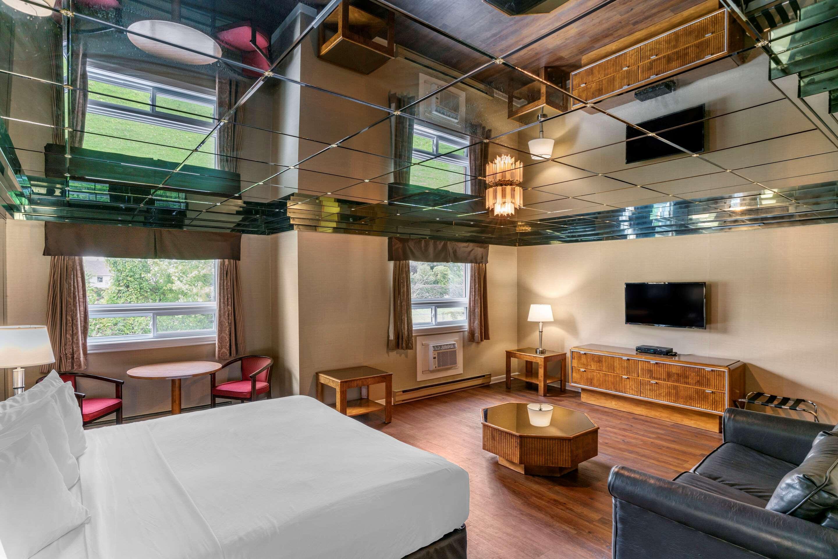 Econo Lodge Brossard Bagian luar foto
