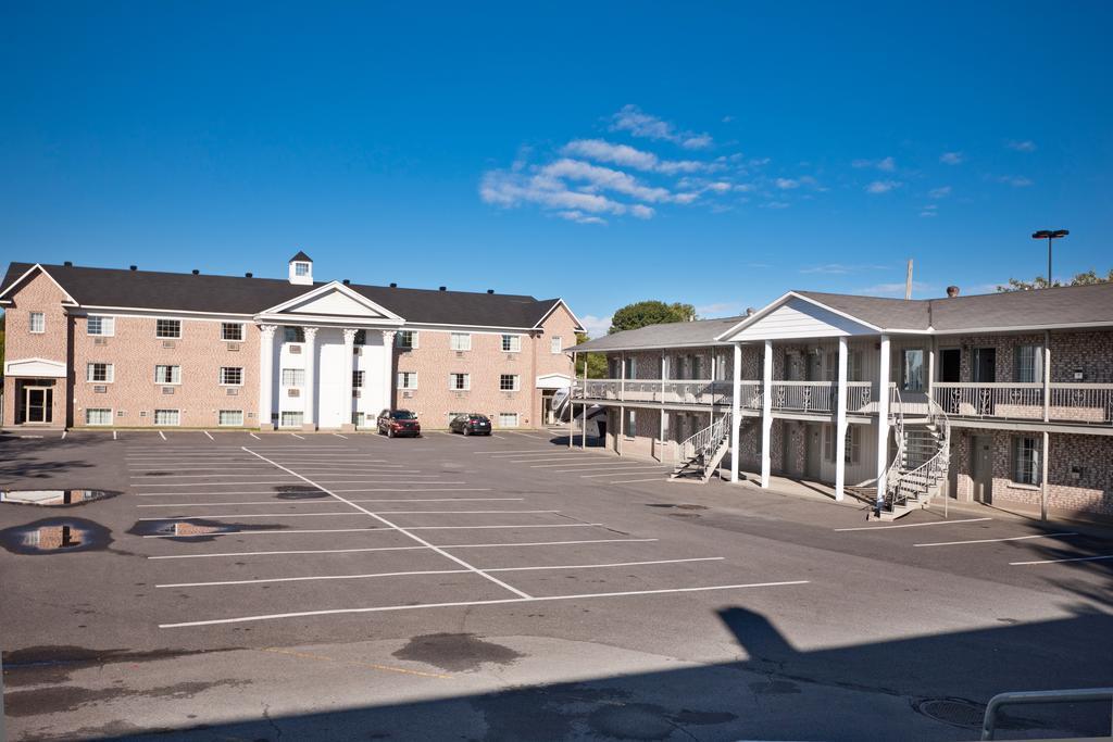 Econo Lodge Brossard Bagian luar foto