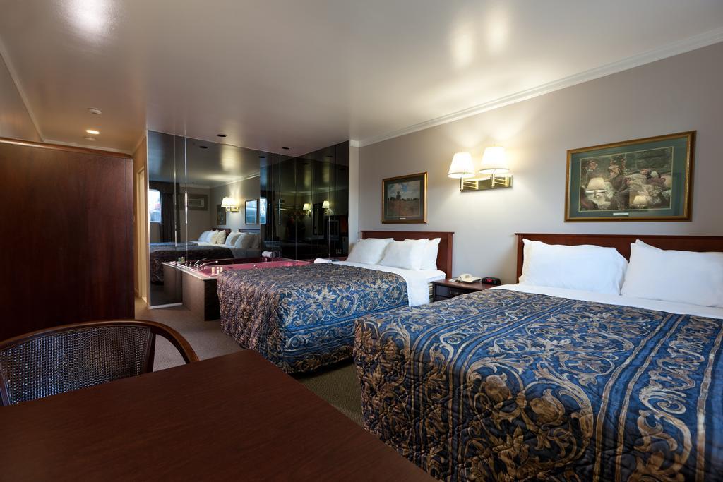 Econo Lodge Brossard Bagian luar foto