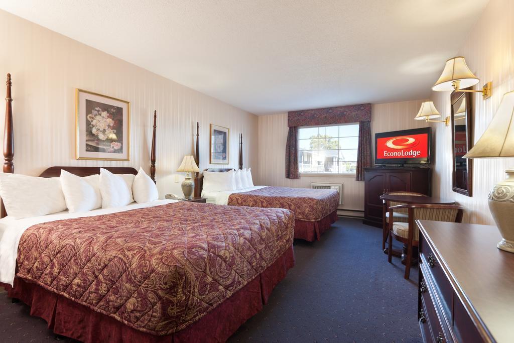 Econo Lodge Brossard Bagian luar foto