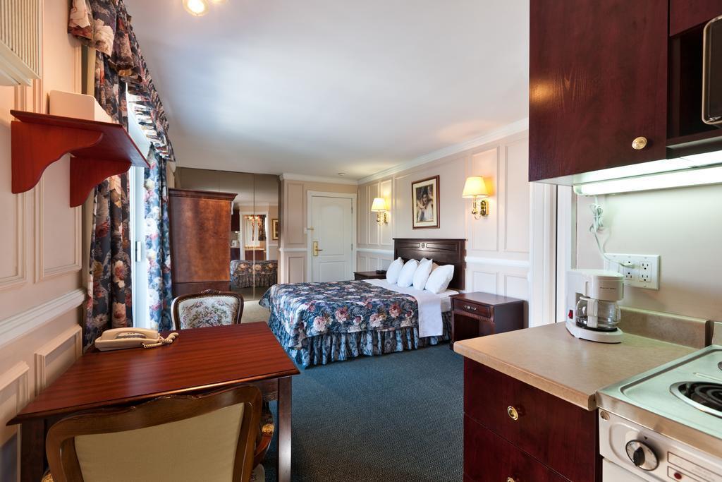 Econo Lodge Brossard Bagian luar foto
