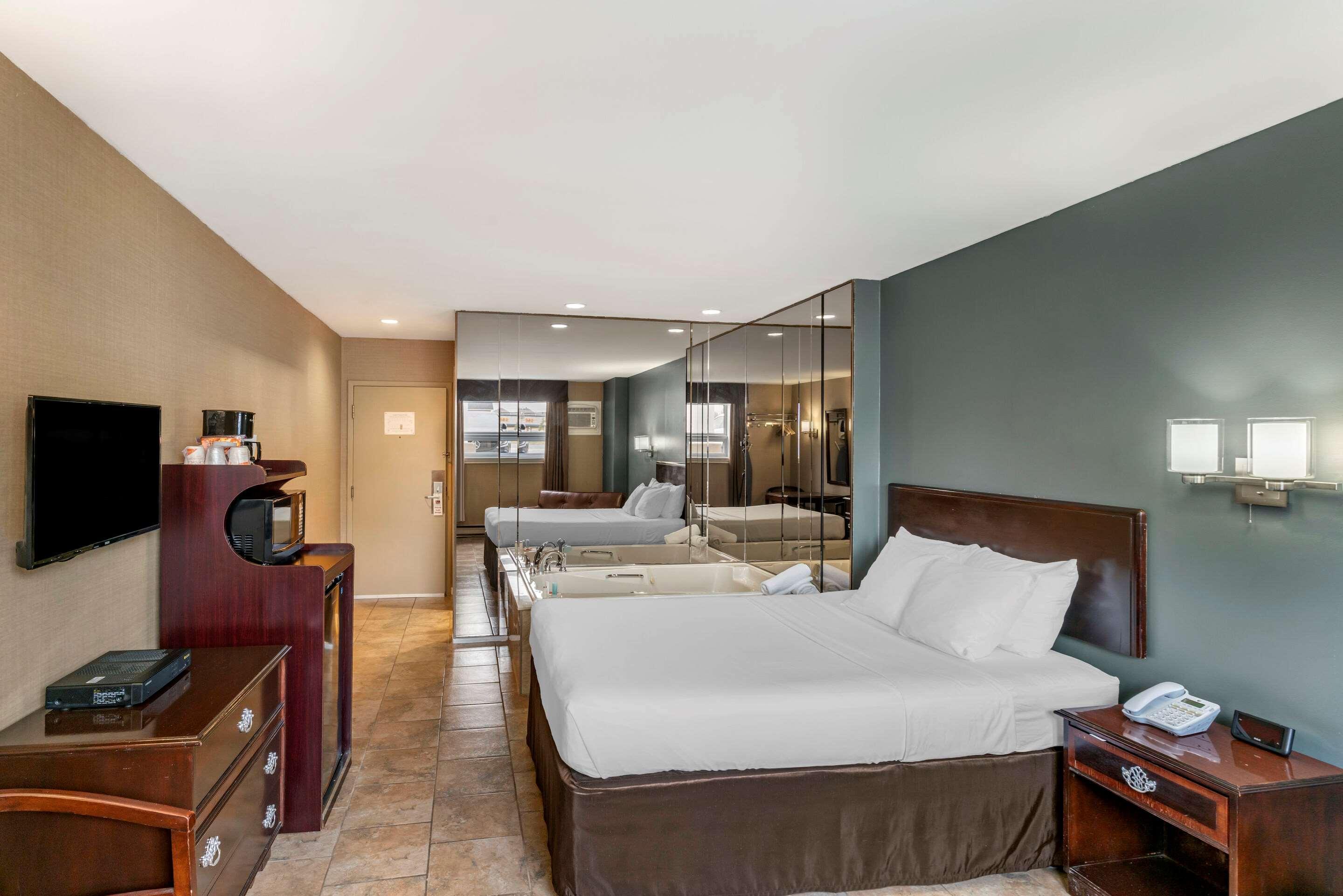 Econo Lodge Brossard Bagian luar foto