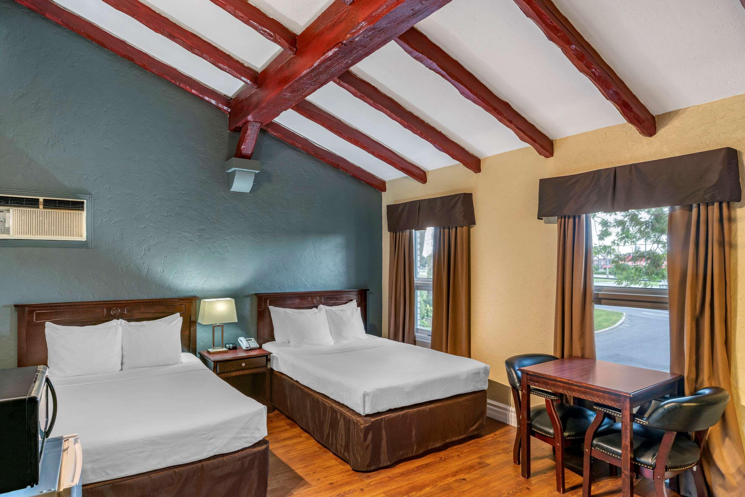 Econo Lodge Brossard Bagian luar foto