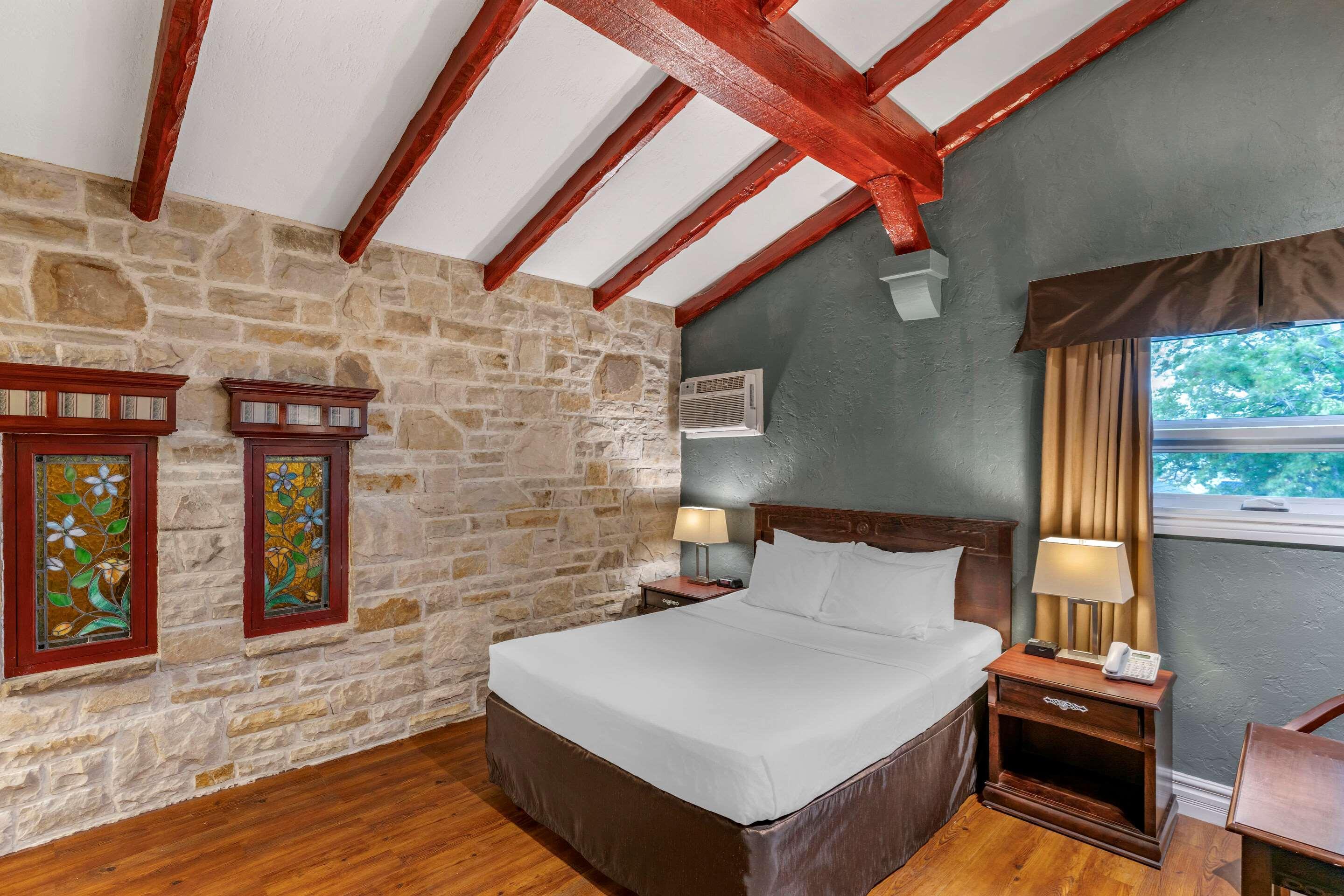 Econo Lodge Brossard Bagian luar foto