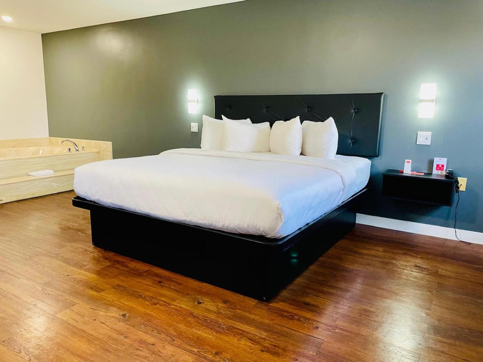Econo Lodge Brossard Bagian luar foto