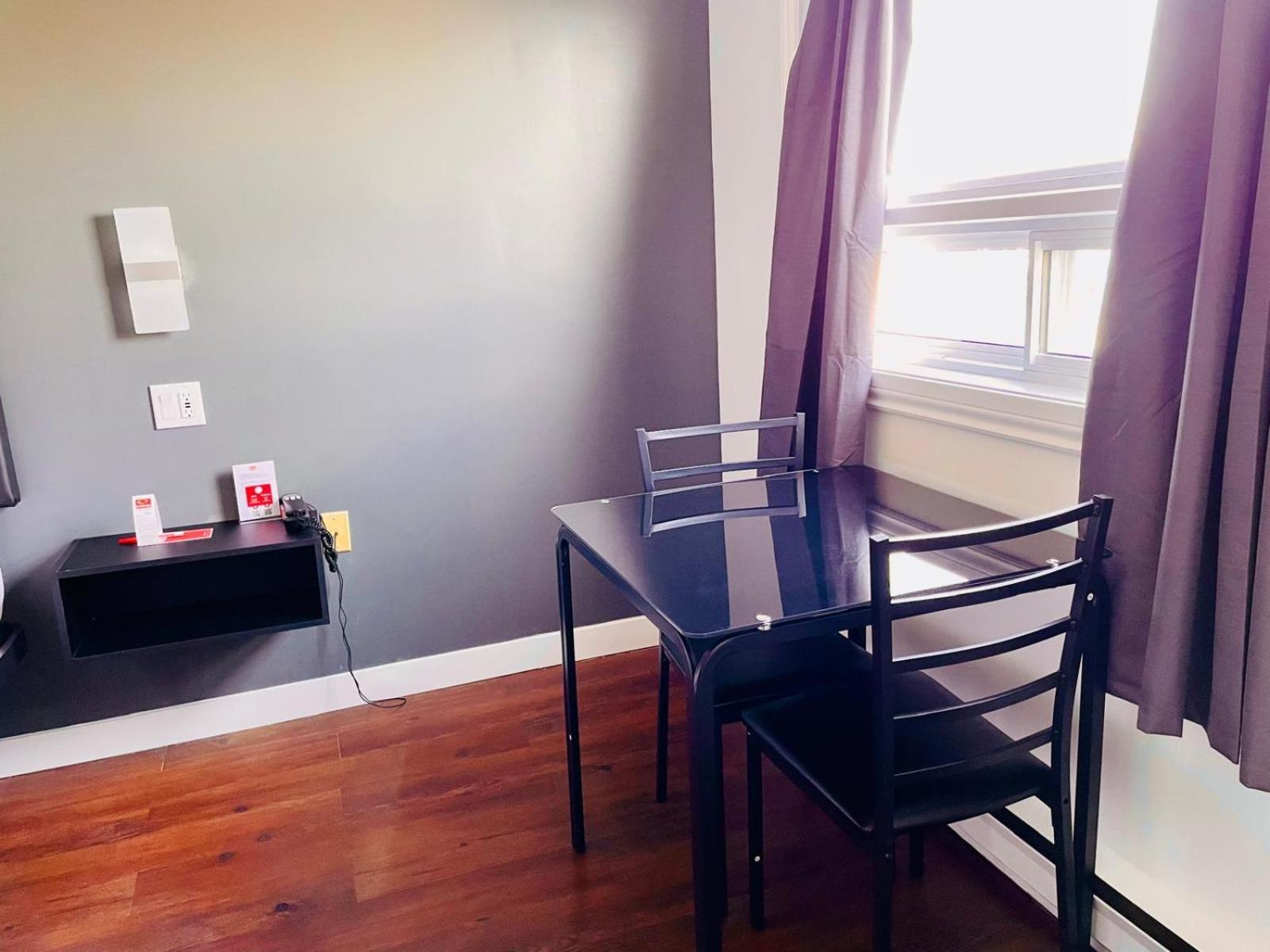 Econo Lodge Brossard Bagian luar foto
