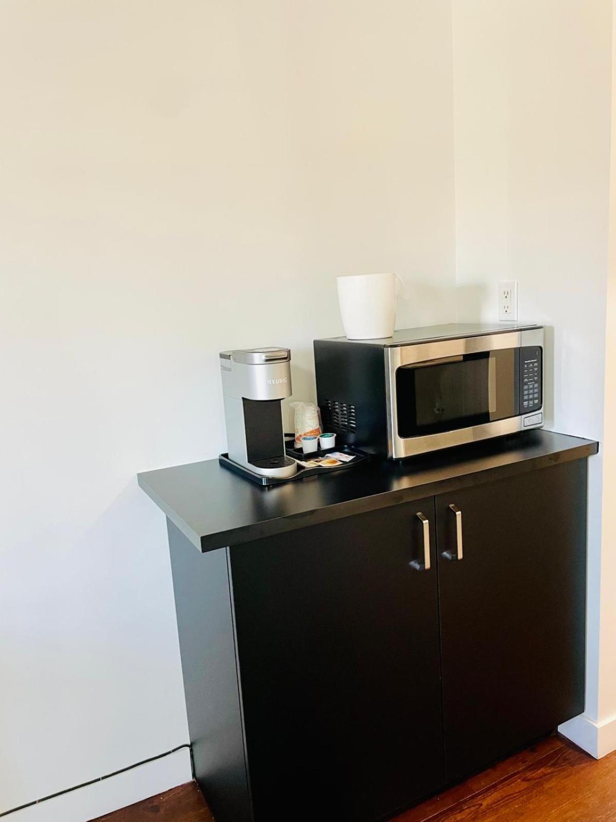 Econo Lodge Brossard Bagian luar foto